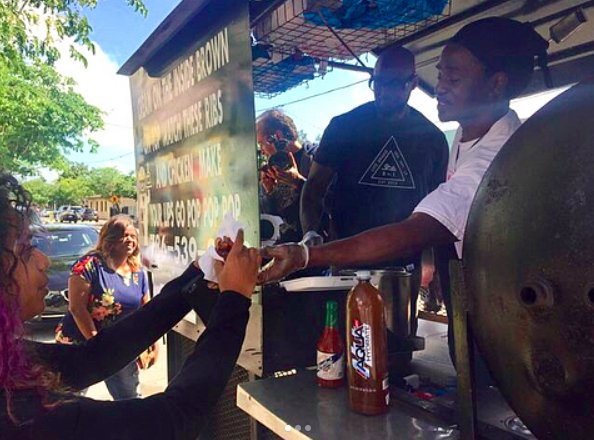 MKTplaceMiami's tweet photo. When @Chefrli lends a hand to Coconut Grove's beloved Mango Man 🍖 Culinary collabs like no other at #MKTplaceMiami ✨ #CoconutGrove #FoodMarket #BBQRibs https://t.co/gf41o4Eqs9