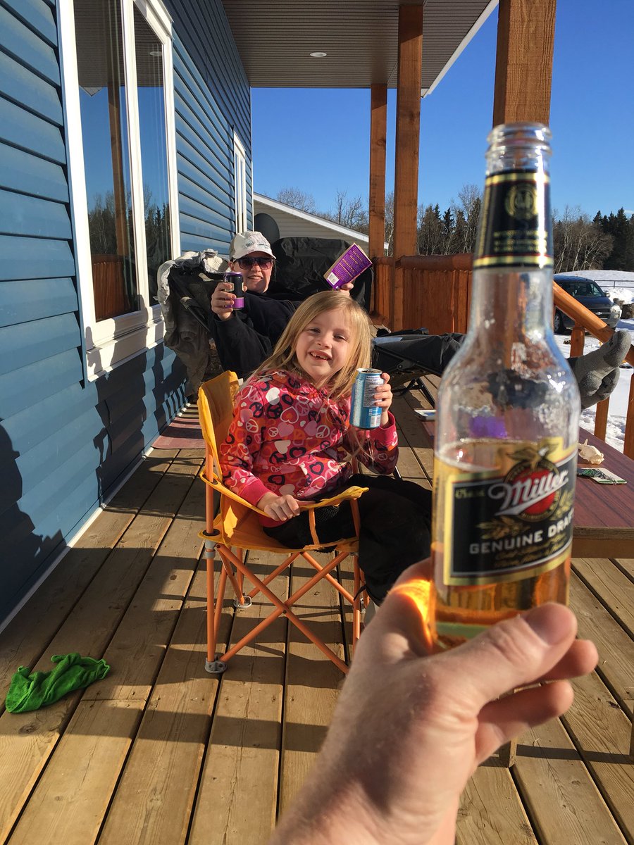 SpaldingSaar's tweet photo. Finally warm enough to drink outside! #Saturday https://t.co/waju40m3oH