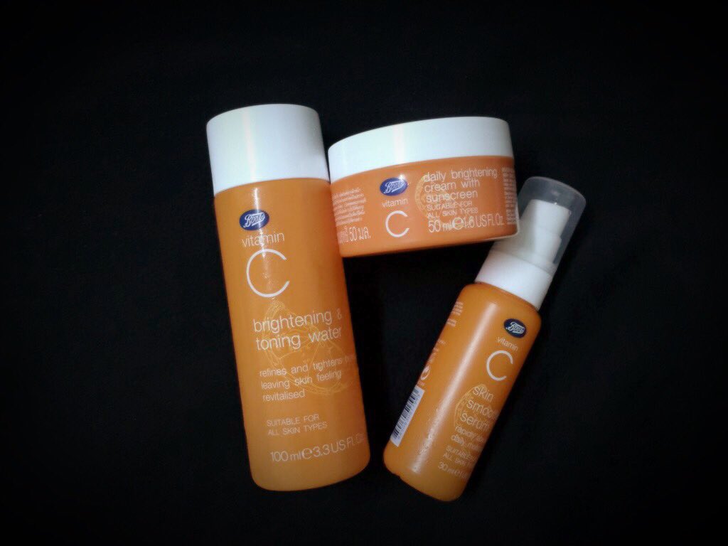 NefertariBibe's tweet image. ซื้อตามรีวิว Toningใช้แล้วเย็นสบาย ไม่ตึงหน้า รู้สึกรูขุมขนเล็กลงนิดๆไม่มีแอลกฮอลผสม Serumรู้สึกผิวหน้ากระจ่างใสขึ้นรอยแดงจากสิวจางไปเลย เดย์ครีมเนื้อควบคุมความมันได้ในระดับนึงแต่มันแห้งเร็วไปนิดเกลี่ยเกือบไม่ทัน ราคาไม่แพงรวมแล้วหน้าดีขึ้น #ไว้รีวิวห้ามขายของโว้ยย #HowtoPerfect