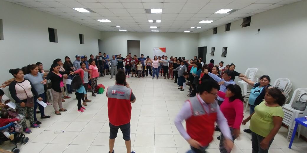 ResponsablePer1's tweet image. #PerúResponsable estuvo en Huaycan! Taller de habilidades blandas para mujeres. Gracias a coach teatrales que se suman a la #RSE