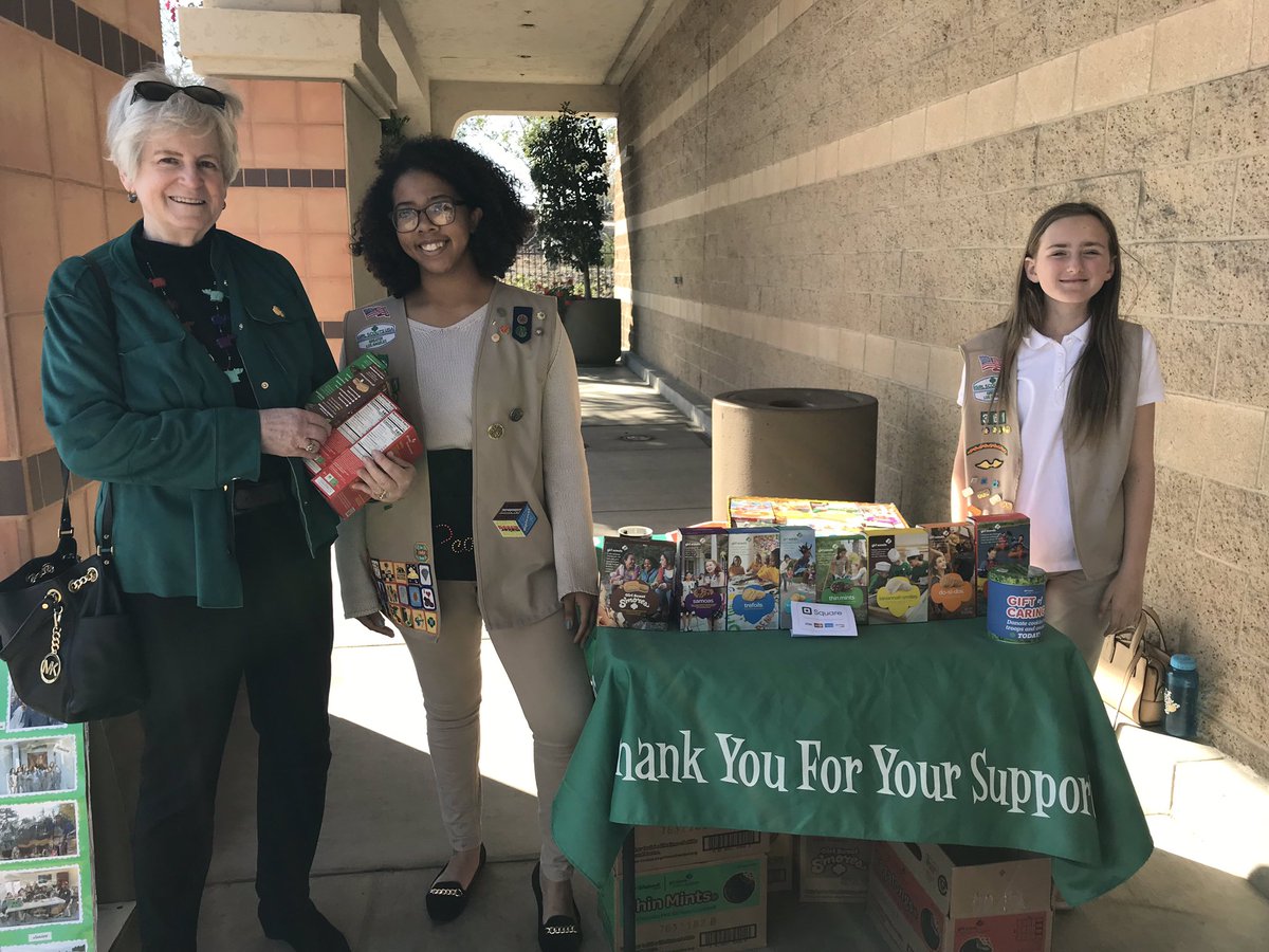 GirlScoutsLA's tweet photo. Joan and Dan Prestler snagged a #GSGoldenTicket prize in Monrovia w/ Troop 12581 + #GSGLA Board Vice Chair Shelley Thompson made a visit! https://t.co/JvcMnUbfvb