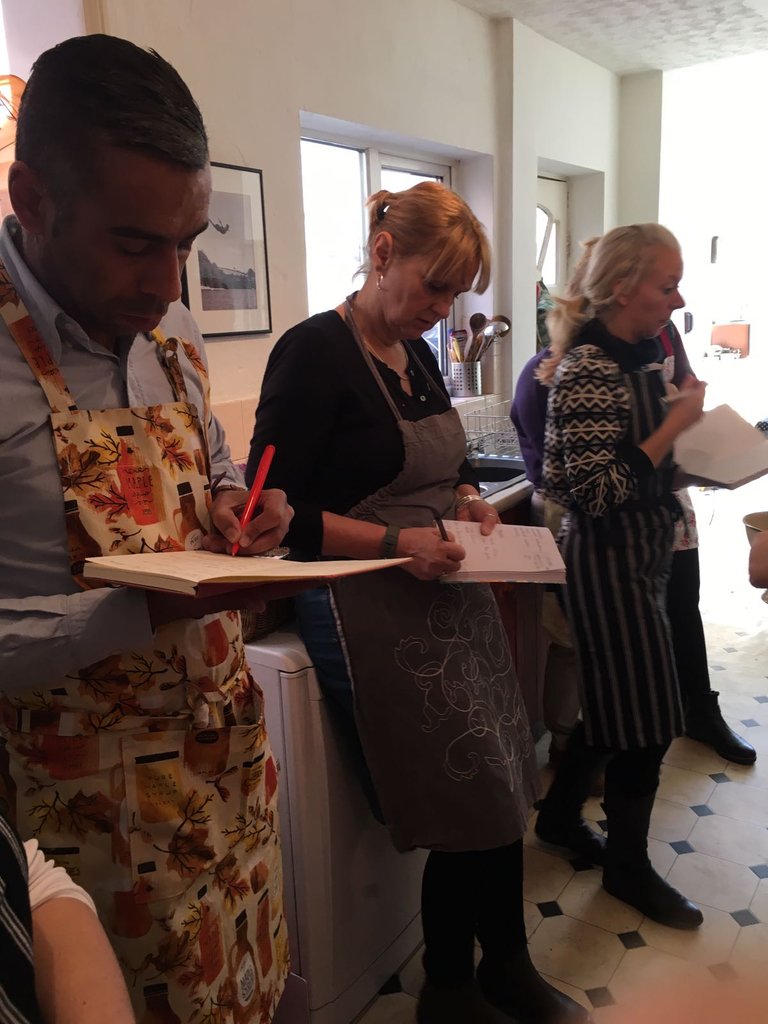 AdvWithFood's tweet image. Learning to prepare fresh and vibrant dishes at the AWF Vegan Indian Cookery Workshop today.