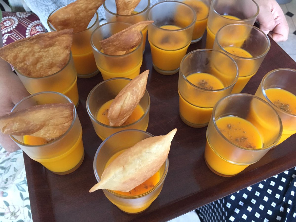 AdvWithFood's tweet image. Learning to prepare fresh and vibrant dishes at the AWF Vegan Indian Cookery Workshop today.