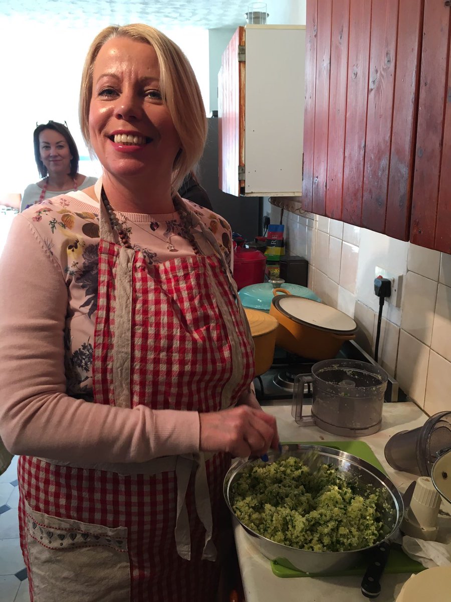 AdvWithFood's tweet image. Learning to prepare fresh and vibrant dishes at the AWF Vegan Indian Cookery Workshop today.