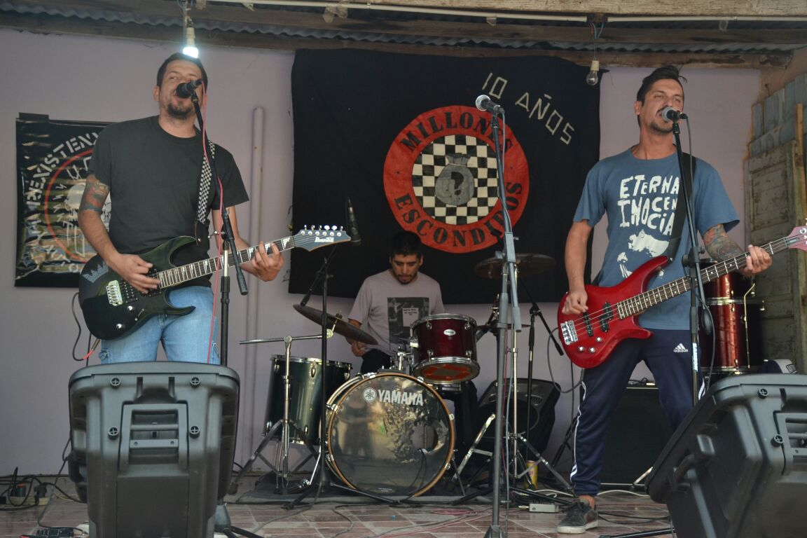 Comida_deGusano's tweet photo. #PerdrielRock | #Música | #Mendoza
¡#Rexistenxia le pone todo el power al festival, en #Lujan!
📷 @PabloLlanos90
🍏 #PrimitivoSubReal Voz y Cultura https://t.co/I6AwY51BMb