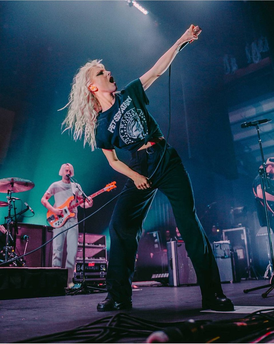 paramoremusicom's tweet photo. Great photos of @yelyahwilliams on stage in Honolulu, HI. Taken by Kari Meiers. #TourFour
➡️ https://t.co/qMn8zkP8go https://t.co/RmENReKfFe