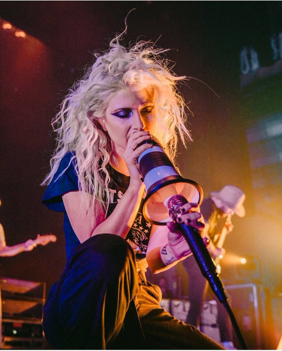 paramoremusicom's tweet photo. Great photos of @yelyahwilliams on stage in Honolulu, HI. Taken by Kari Meiers. #TourFour
➡️ https://t.co/qMn8zkP8go https://t.co/RmENReKfFe