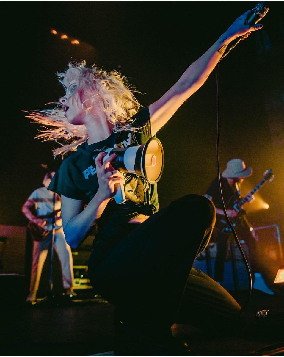 paramoremusicom's tweet photo. Great photos of @yelyahwilliams on stage in Honolulu, HI. Taken by Kari Meiers. #TourFour
➡️ https://t.co/qMn8zkP8go https://t.co/RmENReKfFe
