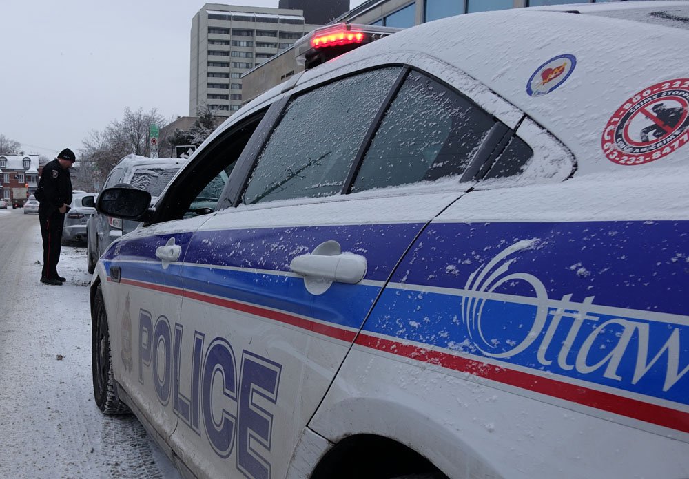 OttawaPolice's tweet image. When emergency vehicles or tow trucks are stopped on the side of the road with their lights flashing, drivers are required by law to slow down and if it’s safe to do so, change lanes. WATCH | bit.ly/2yfEf8i