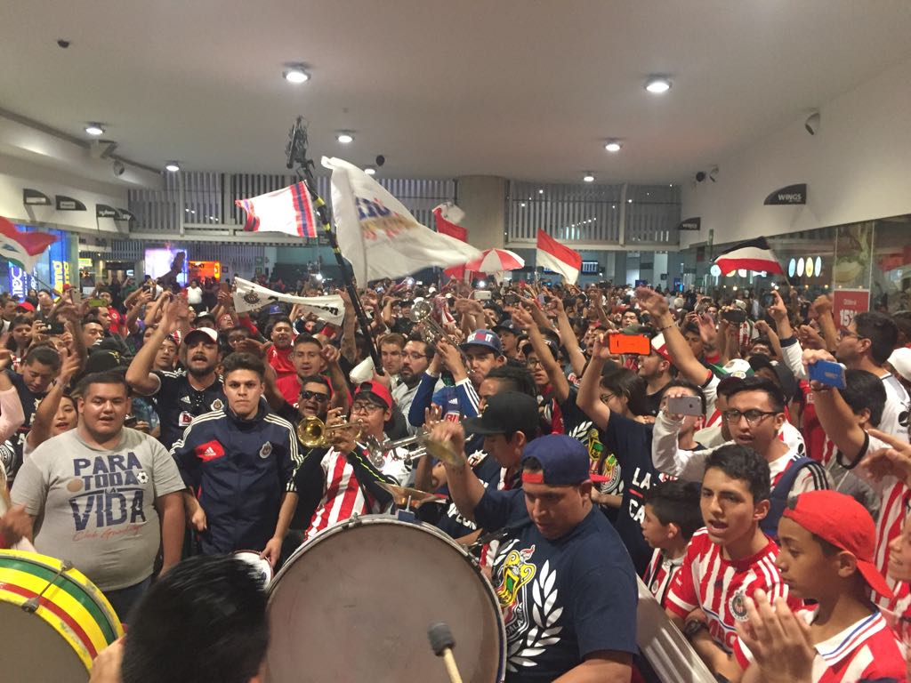 B_laInsurgencia's tweet image. Seguimos en la T2 del AICM
Hay retrasos, por lo que el equipo llegará 7pm

Tu #CapitalRojiblanca te espera @Chivas