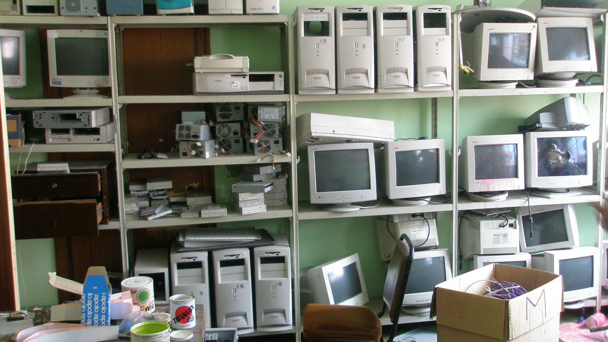 cgreenlight's tweet photo. This #scholarship is for high school freshmen, sophomores, juniors, and seniors, and for students currently enrolled in college. To apply, applicants must submit an application form including an 140-character message about e-waste. > https://t.co/hDVE9swfRl #G2CM2018 https://t.co/ESrUC56TqJ