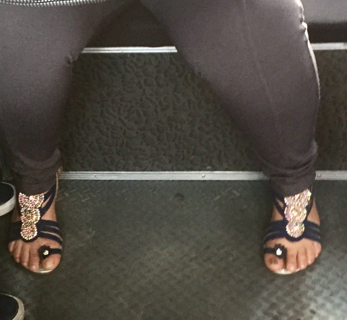 sakulink's tweet photo. Mas piesitos en el transporte público y en la calle https://t.co/ycKOCVZkBA