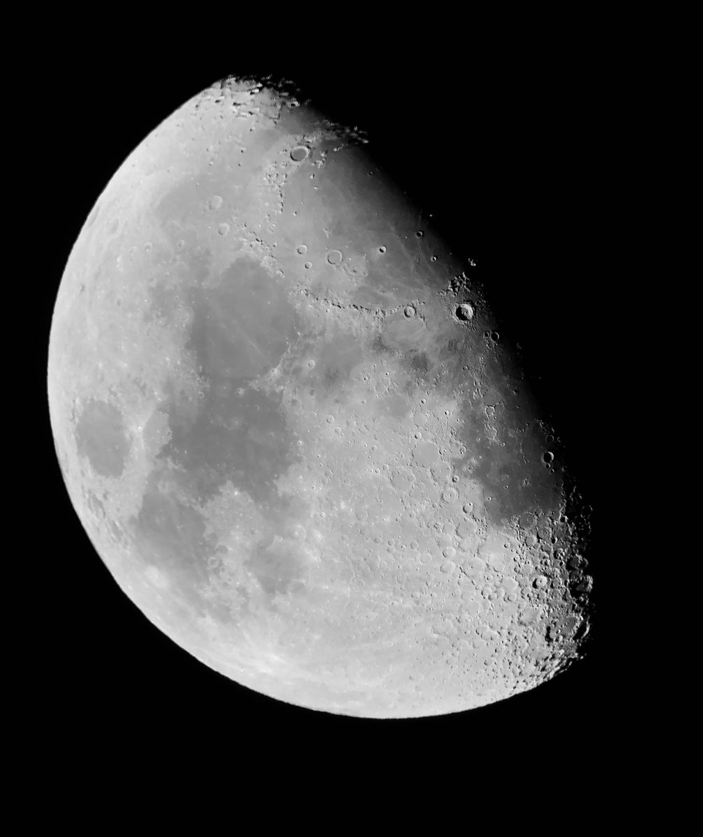 MidlandsAstroSC's tweet image. Observe the moon with us tonight at @HGBrewery! We’re here until 9pm! Picture taken just a few moments ago #sidewalkastronomy 🌓🔭