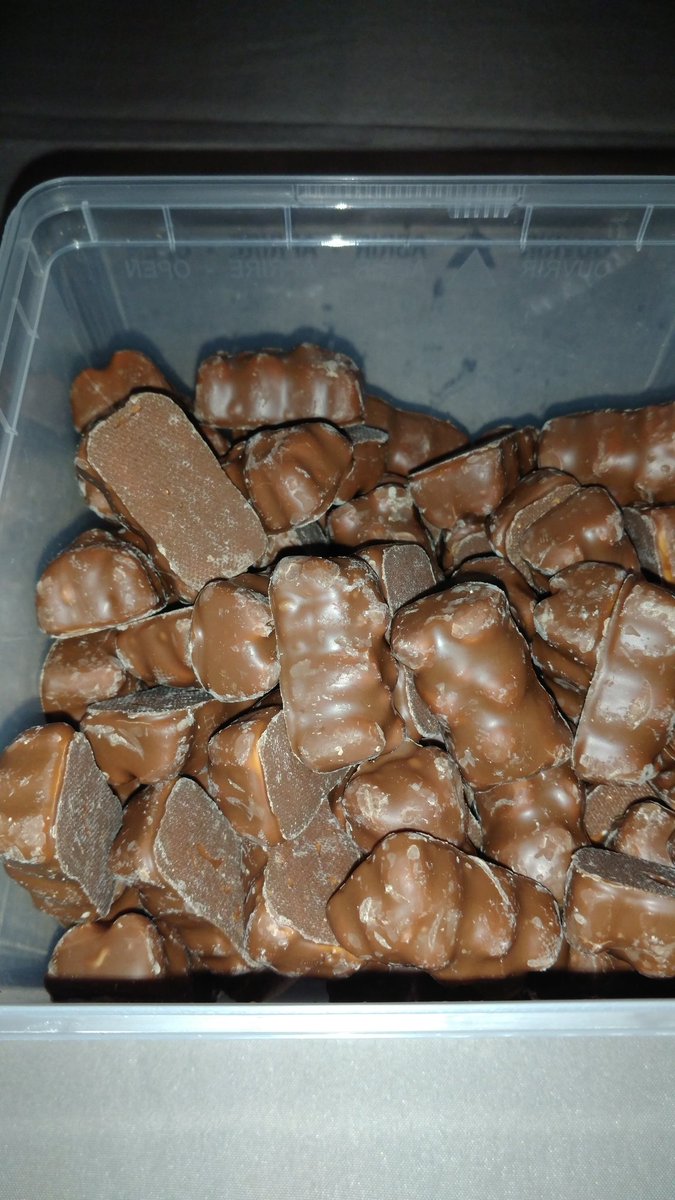 Maximilian_Cat's tweet photo. Idéal pour écrire le tome 2 de #Gardiens : des nounours en chocolat !
Qui est fan? 😂
(Bon achetée hier, vide de moitié aujourd'hui...) https://t.co/UOkSKmPl6t