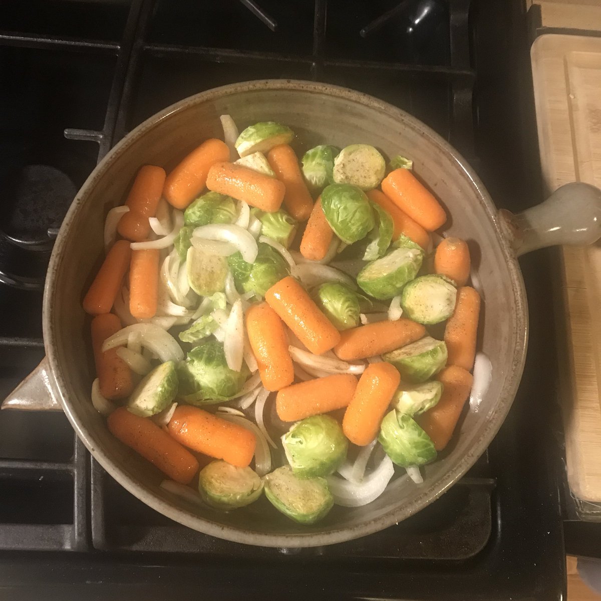 CoyotePot's tweet photo. Snowy night means roasting veggies in my #Cazuela. #flameware #handmadepottery https://t.co/aOR4Hv5TFV