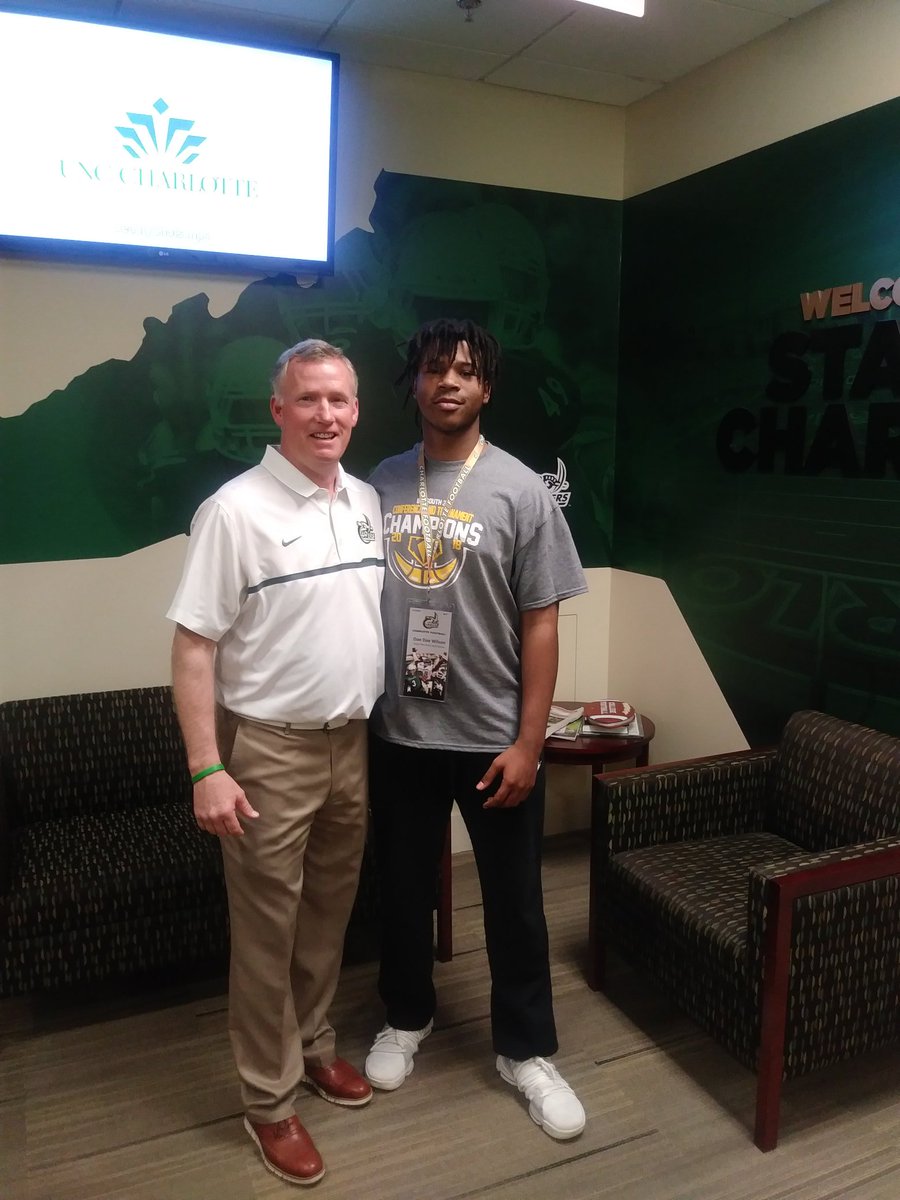 DameonWilson10's tweet photo. More than blessed to say I have received my FIRST OFFER from the University of North Carolina at Charlotte!!! All Glory to God๐๐๐ @coach_lambert49 https://t.co/fVrzjjWHNq