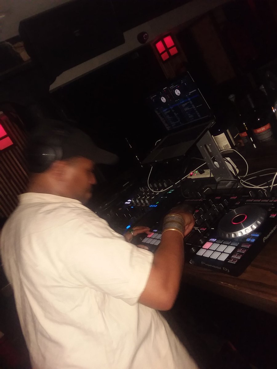 RayOfLight03's tweet photo. My Bro @elginbokari rockin the shyt out this basement bar. https://t.co/sJPu7CSati