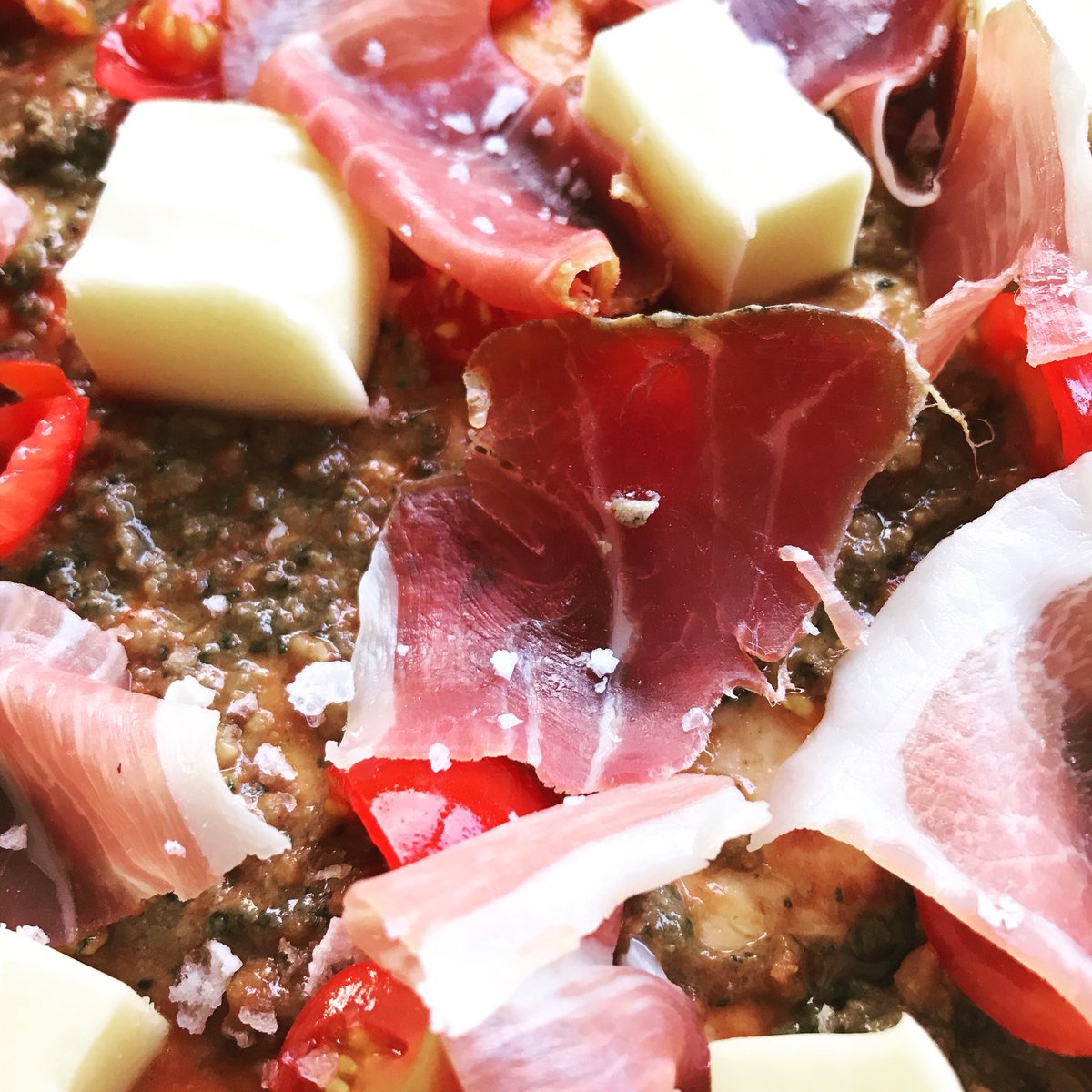 mattrondavis's tweet photo. That margarita pizza #upclose #bbq #webernz #nzbbq #foodporn #summerfeels #mattsbbq #wellingtonfood #battlingthewind #babyque https://t.co/ElqCcbDAtq