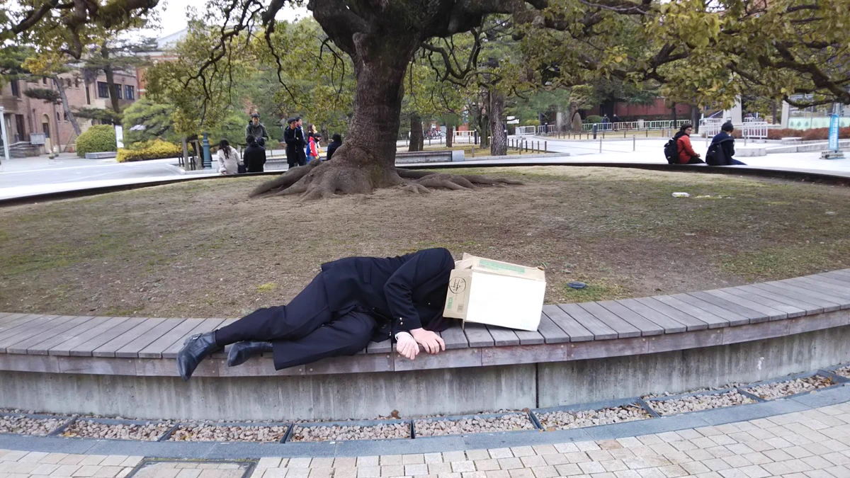 京都大学ただいまの時刻は14:17。写真の彼の運命はいかに？