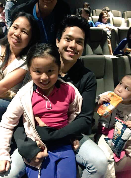 RandomRepublika's tweet photo. That little girl’s reaction is so cute (the one with the juice & popcorn).🙃#Elmonatics organized a BS for #MyFairyTailLoveStory at the Santolan Town Plaza attended kids fr White Cross orphanage & DHL teachers. @elmonatics @SuperElmo #ElNella https://t.co/HEqqHIrb09