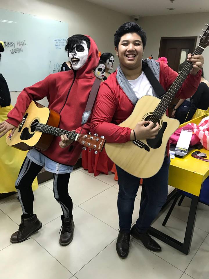 kylenoguera15's tweet photo. I'm dead as dead can ever be~✨
T'was fun playing as Miguel for a moment, (NOT "COCO" ah, "MIGUEL".) especially with @ismegav (sorry cant sing HAHA)
welp - that's a wrap, #USTSHSWeek2018
#DiversifySeniorHigh #GoLocoOverHACoco https://t.co/RZzURoXN4o