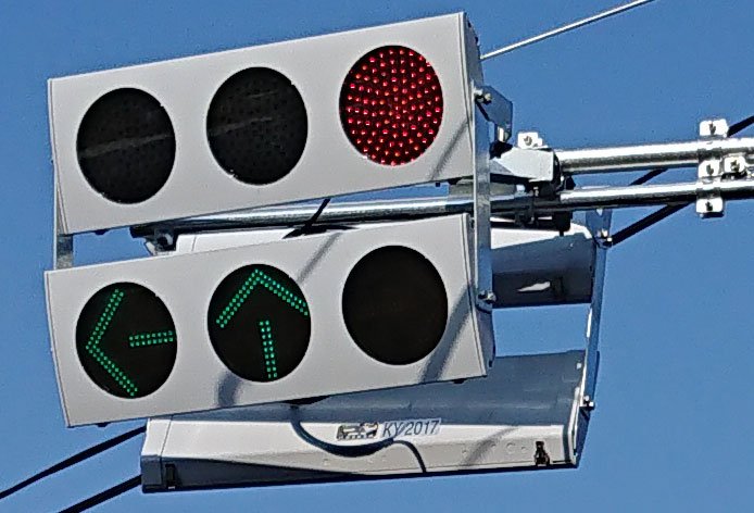 ট ইট র Yza R463所沢入間バイパスの多数の信号機が交換され これまで青信号が出ていた交差点で 直進 左折矢印 が出るようになった まだ慣れない車が多く 右折待ちで停止線を越えたり信号無視して右折する車も