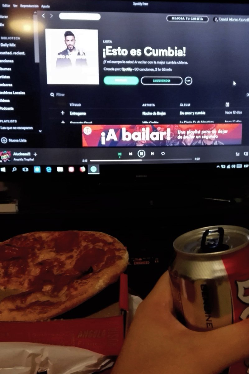 danny10orama's tweet photo. Me armé tremendo carrete para mí solo en el departamento.
Pizza, cerveza y cumbia. https://t.co/CV9jQzVu4H