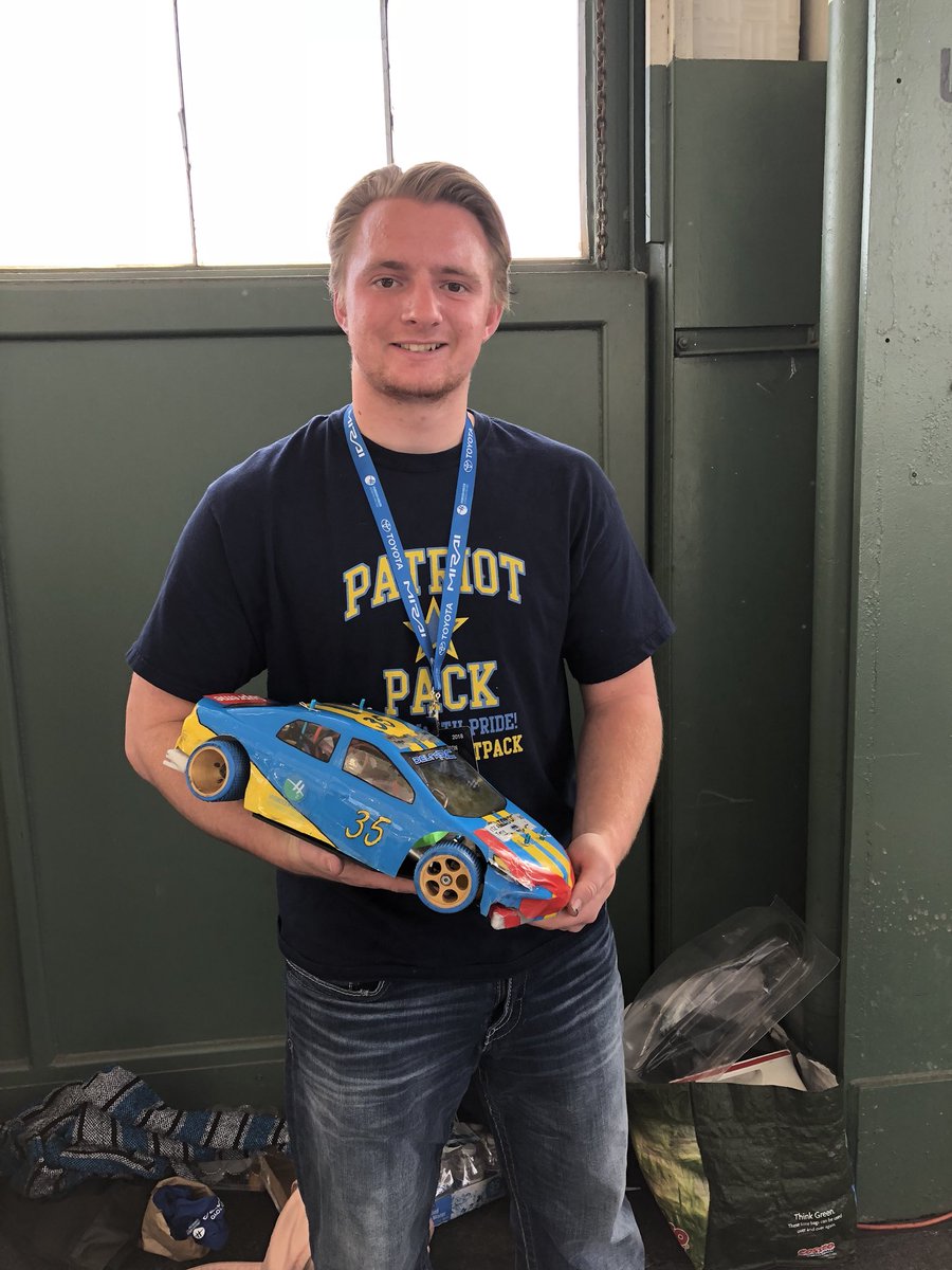 Maxawsome14's tweet photo. Crazy day on the track with the Heritage hydrogen RC Team! #HydrogenRC #rc https://t.co/uyXmZIyp1V