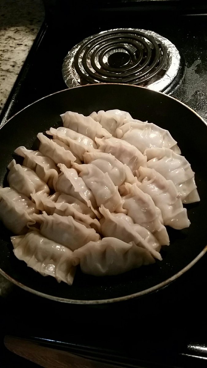 Tris10___'s tweet photo. きのうのよる、わたしのかのじょとともだちとわたしはにほんりょうりを作った。ともだちのすしがよくなかった🤣でも、かのじょのぎょうざがおいしかった😍。楽しかった✌️ https://t.co/Yzc029PKw6