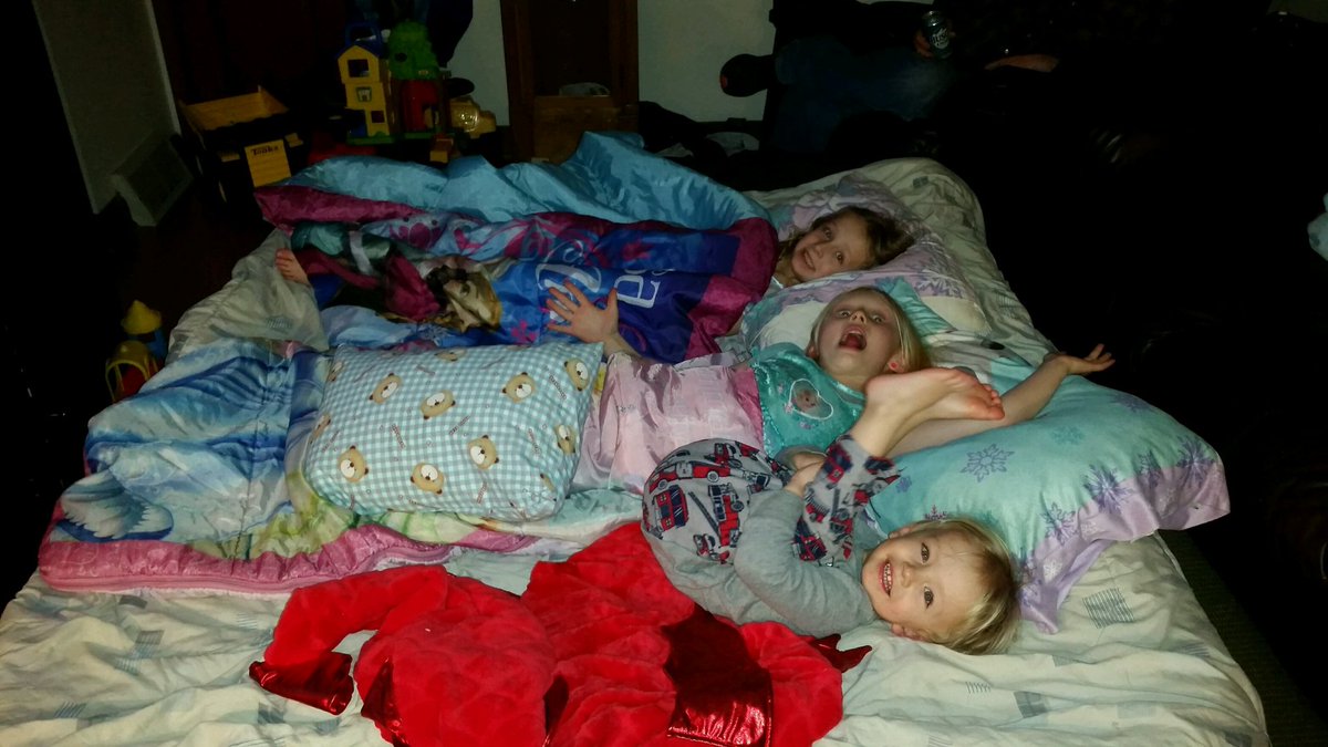 Sarahdan08's tweet photo. Lilly is having so much fun with her cousin sleeping over this weekend@MissBin103 https://t.co/m4VxZCVjrF
