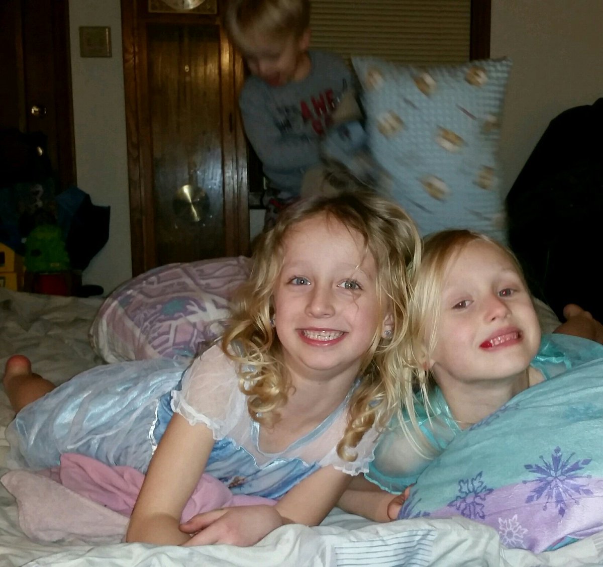 Lilly is having so much fun with her cousin sleeping over this weekend@MissBin103