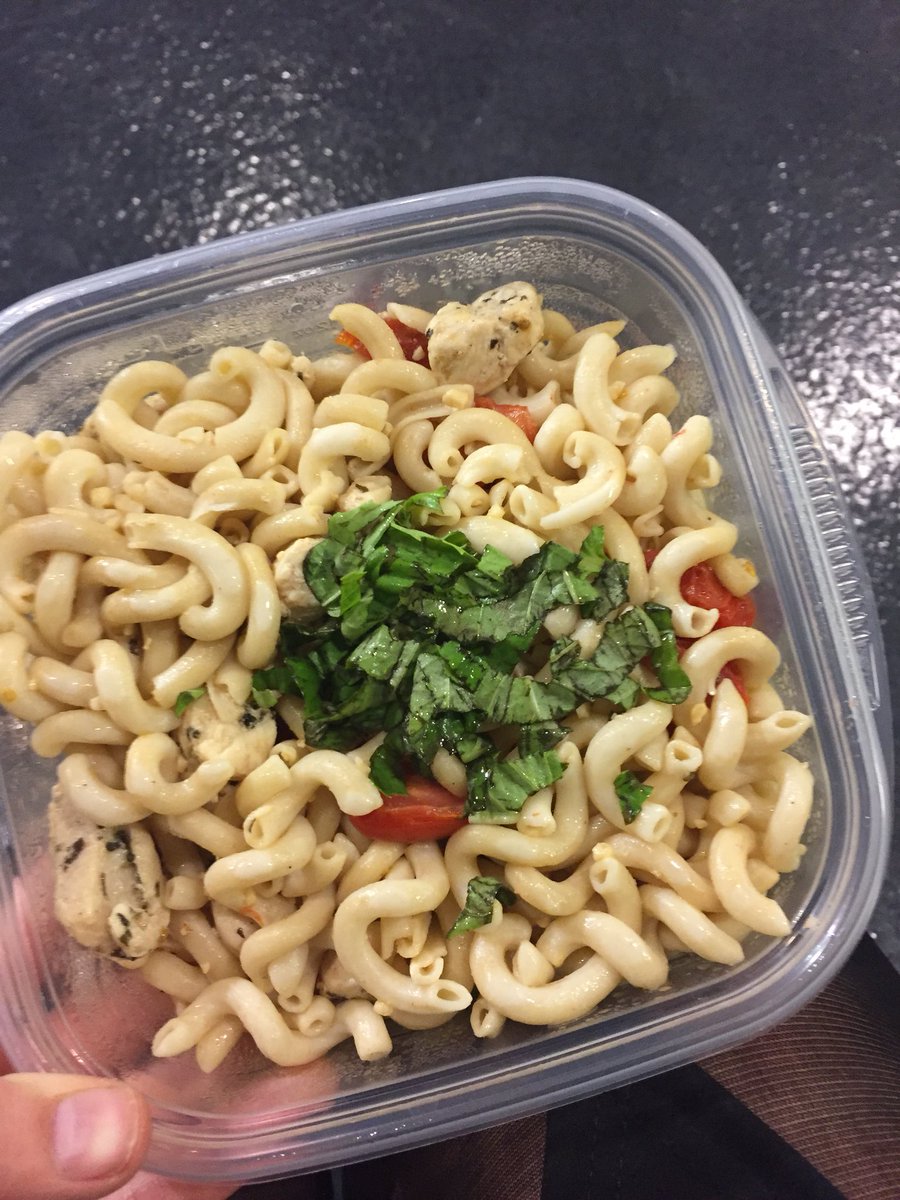 CarolineBPeters's tweet photo. Shout out to @evabuchman and @Whit_WVU for providing me with this delicious dinner tonight! #EvaCooks ☺️ https://t.co/8KYqptKKA7