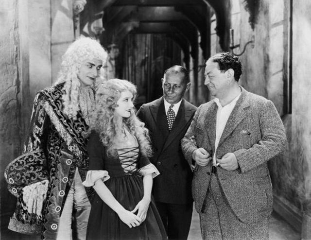 SilentRevue's tweet photo. Erich von Stroheim visits Conrad Veidt, Mary Philbin and director Paul Leni on the set of “The Man Who Laughs”, 1928. Don’t miss this classic, tomorrow 4:15 @RevueCinema! The wonderful Marilyn Lerner on piano. #SilentsInTO #TOLovesSilents #ConnieCountdown #bts https://t.co/WrI1B1ECMh