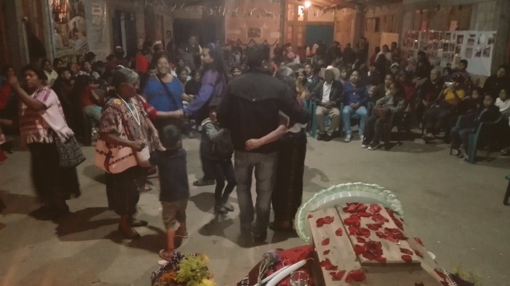 PrensaComunitar's tweet photo. Chaculá, Huehuetenango: con sones y Marimba la comunidad acompaña el homenaje a Juana García Hernández, detenida por ejército en 1982, finalmente se reunió con su familia. #Nenton #Huehuetenango fotos Nelton Rivera. https://t.co/tdXHVOOkia