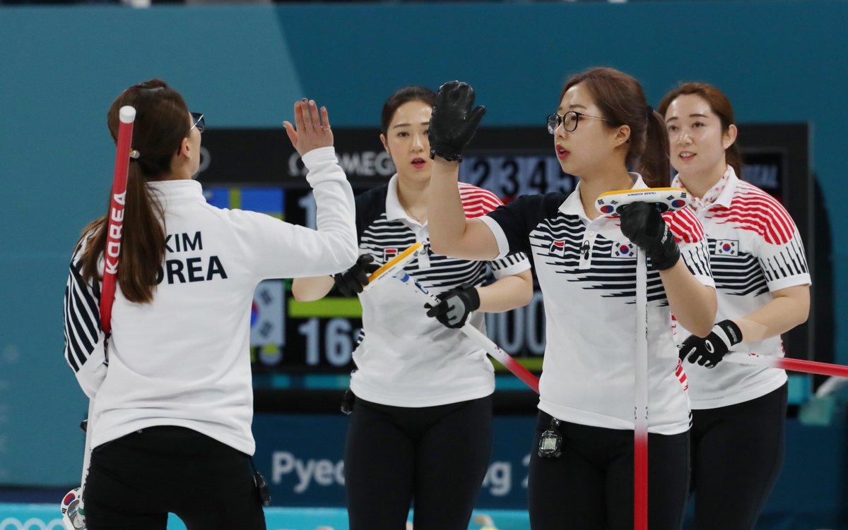 #2018평창 동계올림픽 여자 #컬링 결승전에서 대한민국 #국가대표 #김은정 #김영미 #김경애 #김선영 #김초희 선수가 값진 은메달을 따냈습니다! #대한민국 컬링 최초 올림픽 4강 진출, 결승전 진출, 그리고 은메달까지! 우리 선수들, 정말 대단합니다. 고맙습니다!

#응원해요 
(사진 제공: 연합뉴스)