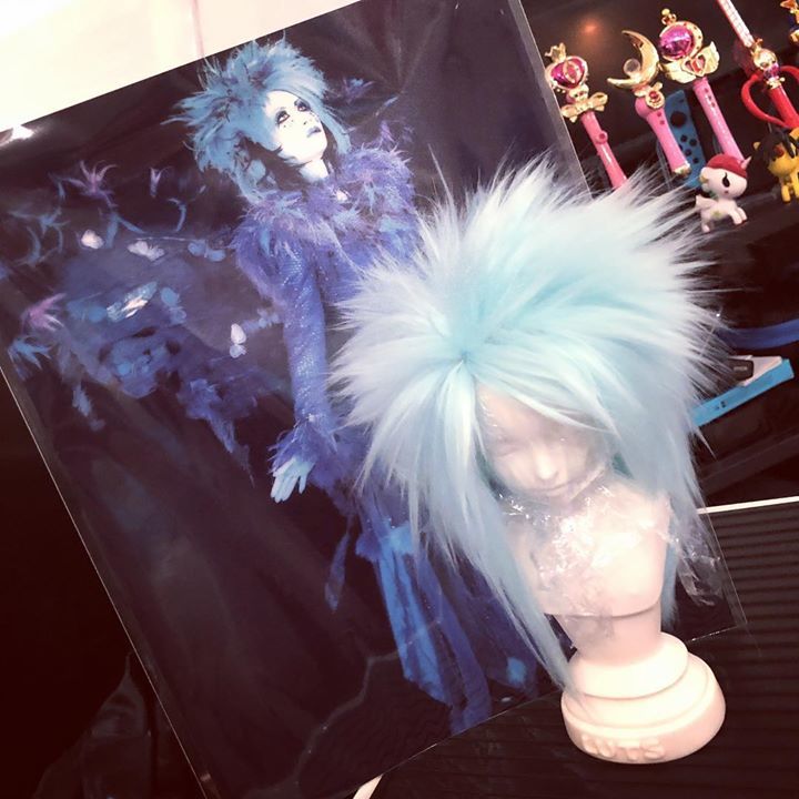 KireiX's tweet photo. Not done yet, but basic cut is lookin pretty good~ #bjd #dollsofinstagram  #malicemizer #mana #leciel #cosplay #visualkei #bjdwigmaking https://t.co/U8WclIhiNk