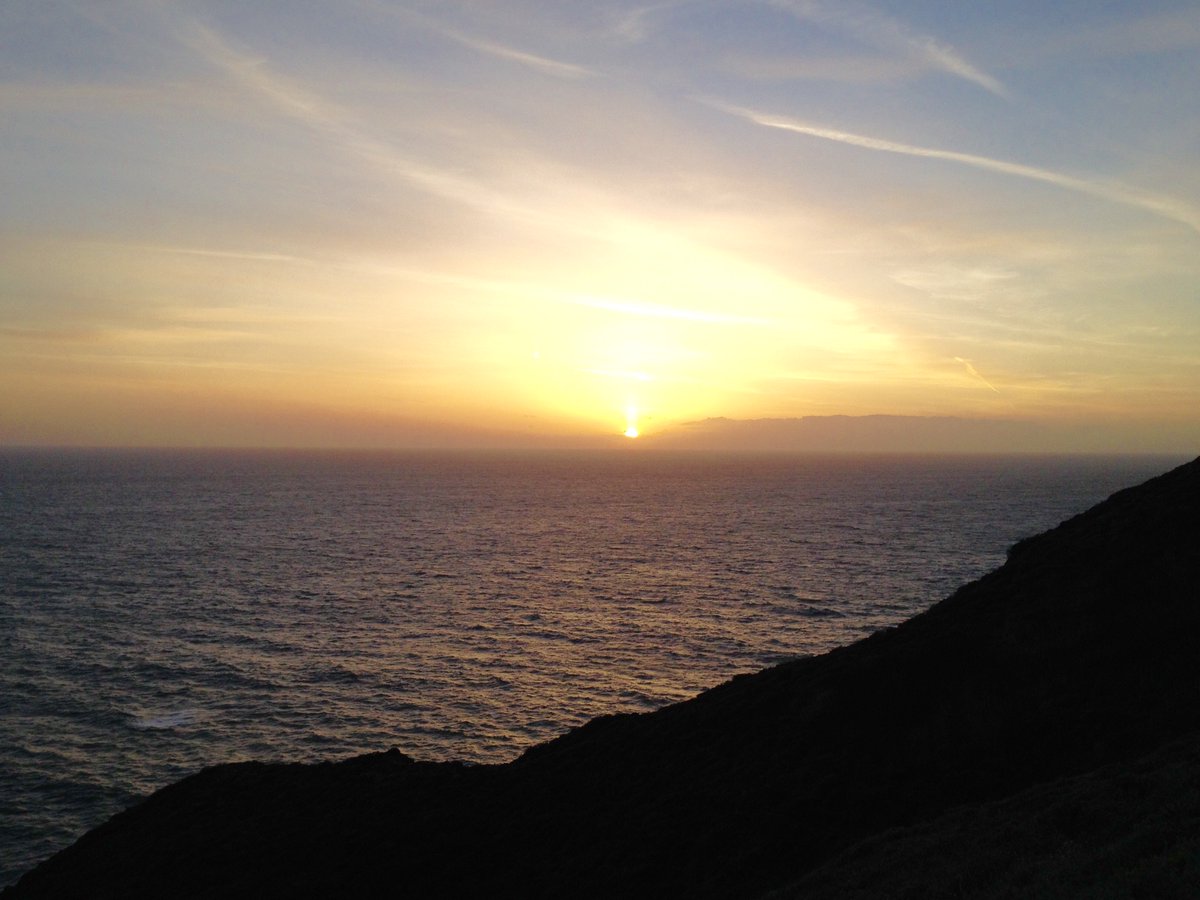 ElaineLeung4's tweet photo. A beautiful but windy & cold #sunset by Tom Lantos Tunnels... Lovely walk along the oceanside on the old Devil's Slide. #DevilsSlideTrail #DevilsSlide #TomLantosTunnels https://t.co/auFZ4PZPYU