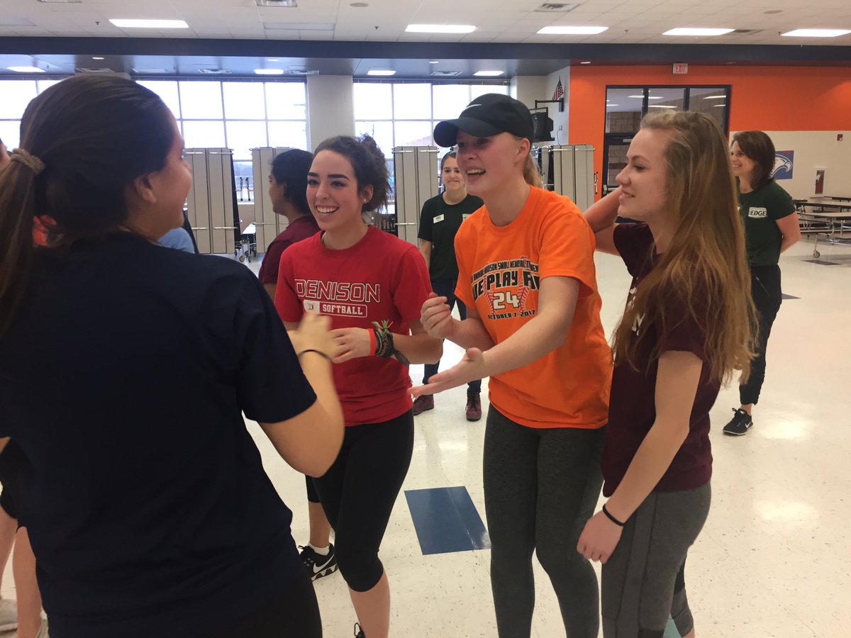 BW_Softball's tweet photo. Serious Rock-Paper-Scissors battles and a group pic to end a fantastic morning. #family #wenotme https://t.co/TOwOisAeyw
