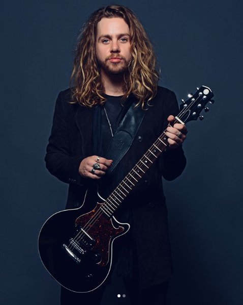 brasil_struts's tweet photo. Happy Birthday @Addostruts  | Hoje , dia 24 de fevereiro, nosso guitarrista do sorriso fácil, cabelos longos e lindos olhos azuis, está completando 27 aninhos 😍 https://t.co/V0GB1eurAZ