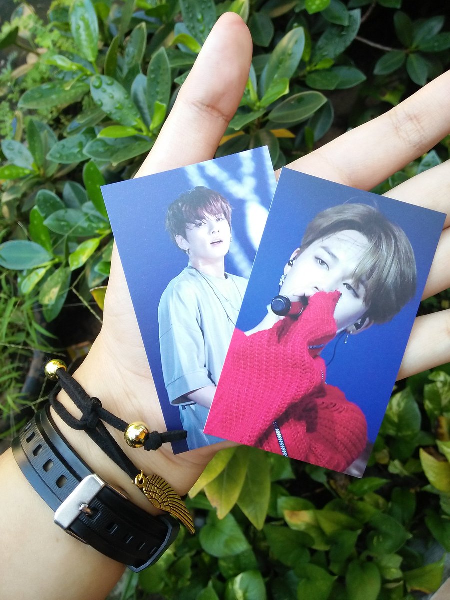 hypebang's tweet photo. Udah nyampe dari selasa kemarin, thankyou @armyfesta 💙💚💛💜 bias&amp;hiswrecker *ups muchlove! #maksutfotonyaasfreshedastheleafwithwateronitgitu https://t.co/u9S5F8hhuS