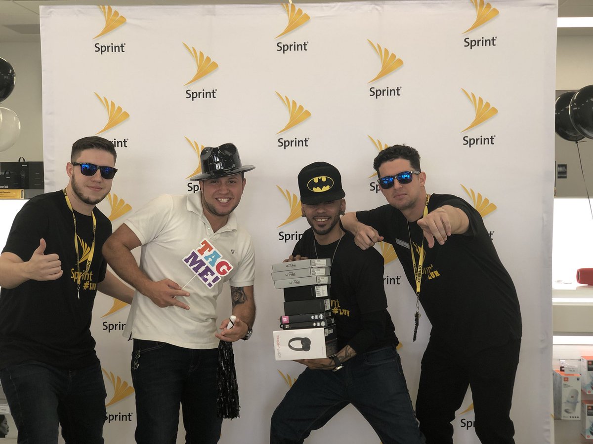 #GrandOpening was a success today! S/O to my team for all their hard work. S/O to <a href="/Wirelesssavvy/">Michelle Wells</a> for her amazing support with marketing. @Briannc88 <a href="/andrewroberts91/">andrew roberts</a> @Sprint4FL <a href="/cannlee17/">Christy Lee</a>