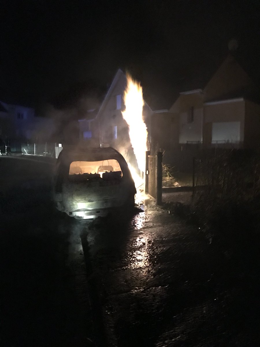 Tabarygrdf's tweet photo. Intervention sur cambrai ce matin vers 2h30, feu de véhicule propagé au coffret , température extérieure -4* , intervention sur robinet de réseau . Réparation en cours . https://t.co/J5n19Bb3in