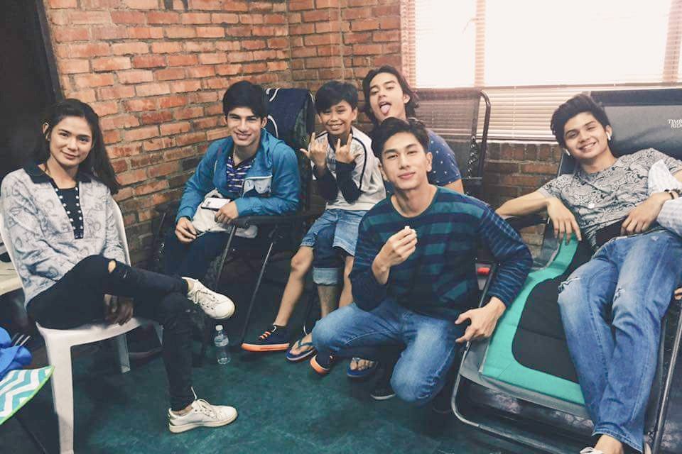 DEVONline_SQUAD's tweet image. ABANGAN ang karakter ni DEVON bilang ROSE sa pelikulang #BakwitBoys!  Ano kaya ang koneksyon niya sa Bakwit Boys?  
under @TRex_EntProd
directed by @jplaxamana

BAKWIT BOYS JAMMING SOON!  

©