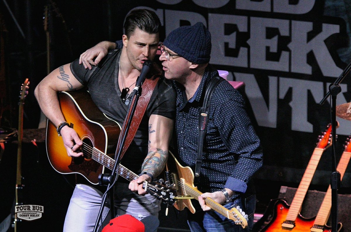 And the <a href="/The_Mudslingers/">The Mudslingers</a> have kicked off our night of music <a href="/MavricksMusic/">MavricksMusicHall</a> in #Barrie... #CountryMusic 📷 <a href="/CoreyKelly76/">Corey Kelly</a>