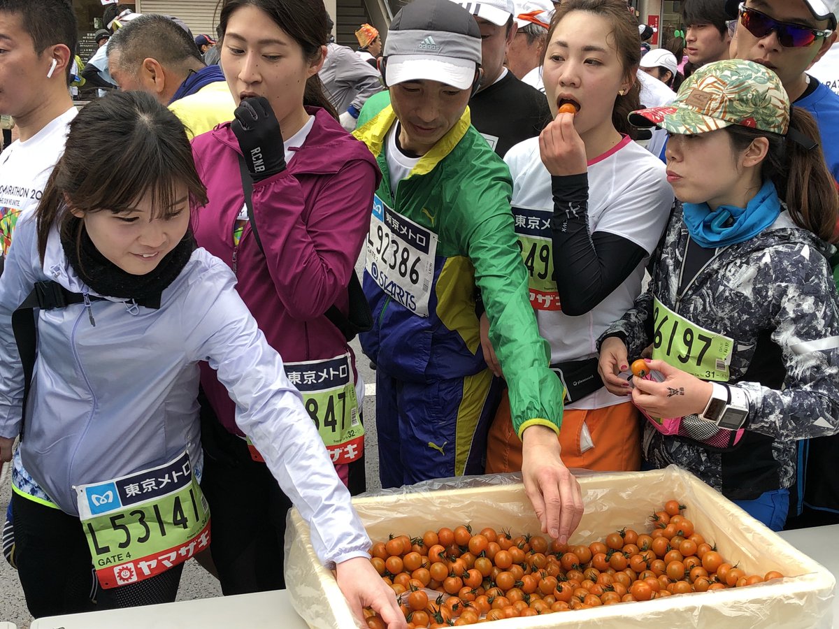 O Xrhsths 東京マラソン財団 Keep On Running Sto Twitter 走る喜び もぐもぐタイム 17km地点はトマト とバナナ がランナー達にパワーを与えます エネルギー補給完了 東京マラソン