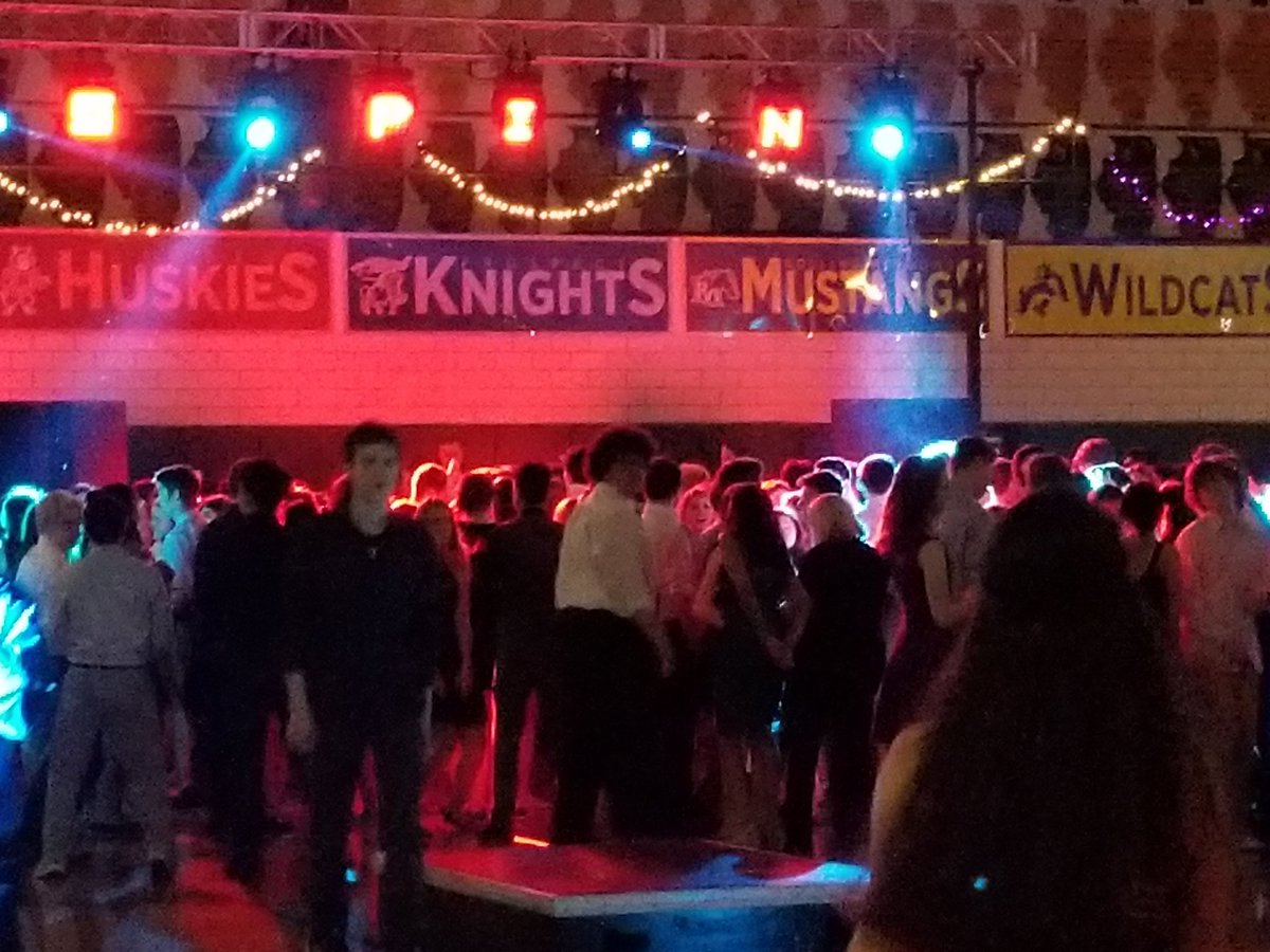 SorianoSpanish's tweet photo. Winter gala 2018! Raffle winners will be announced starting at 9:30! #FHSWinterGala #fhsspirit @FremdStuco @FHSWINTERFEST @FremdVikings https://t.co/1jxV1KWIvB https://t.co/xfy6tC3rzS