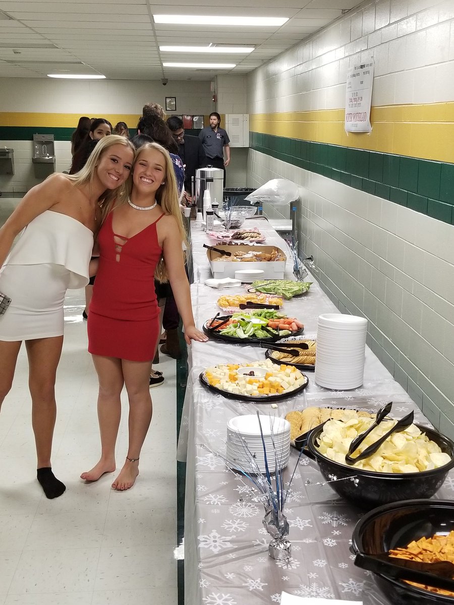 SorianoSpanish's tweet photo. Winter gala 2018! We've got food and raffles! #FHSWinterGala #fhsspirit @FremdStuco @FHSWINTERFEST @FremdVikings #teachertakeover https://t.co/1jxV1KWIvB https://t.co/0JtmoYcXwe