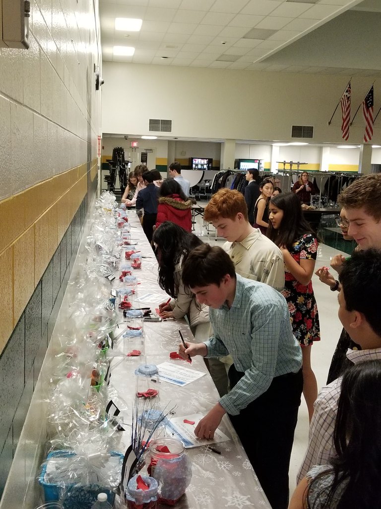 SorianoSpanish's tweet photo. Winter gala 2018! Raffle winners will be announced starting at 9:30! #FHSWinterGala #fhsspirit @FremdStuco @FHSWINTERFEST @FremdVikings https://t.co/1jxV1KWIvB https://t.co/xfy6tC3rzS