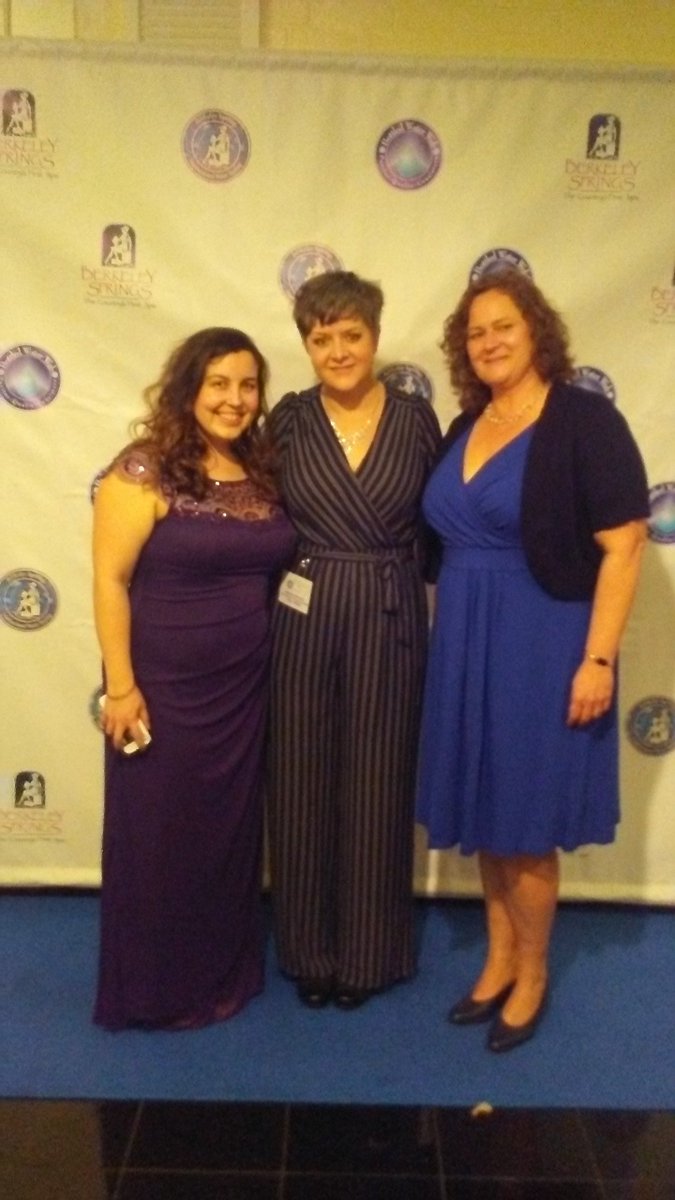 BerkeleySpgsWV's tweet photo. #IntlWatertasting Blue Carpet fun, glitz and glamour😎 It is the #Oscars of #Watertasting after all! Cc: @USATODAY @USATODAYeats https://t.co/LpK4GbMa40