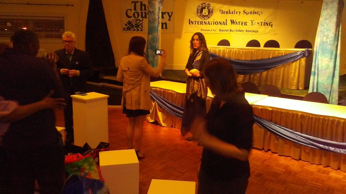 ArtsHumana's tweet photo. Now you see it, now you don't --the amazing water rush clear out at #IntlWatertasting #watertasting https://t.co/cpYNQI2ItJ